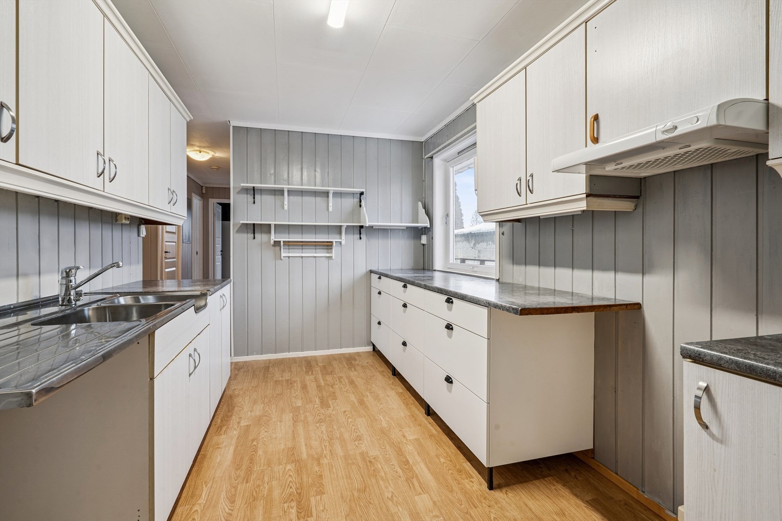 Kjøkkenet er utformet som et funksjonelt arbeidskjøkken med innredning på begge sider. Galleribilde