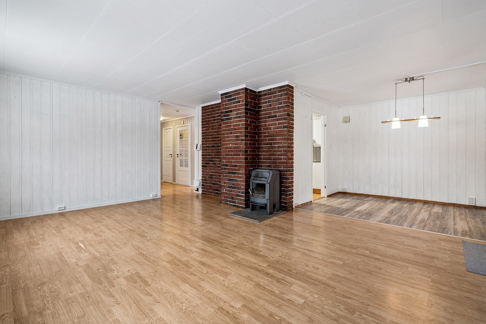 Stuen har en åpen løsning mot spisestuen, noe som skaper en sosial sone. Galleribilde