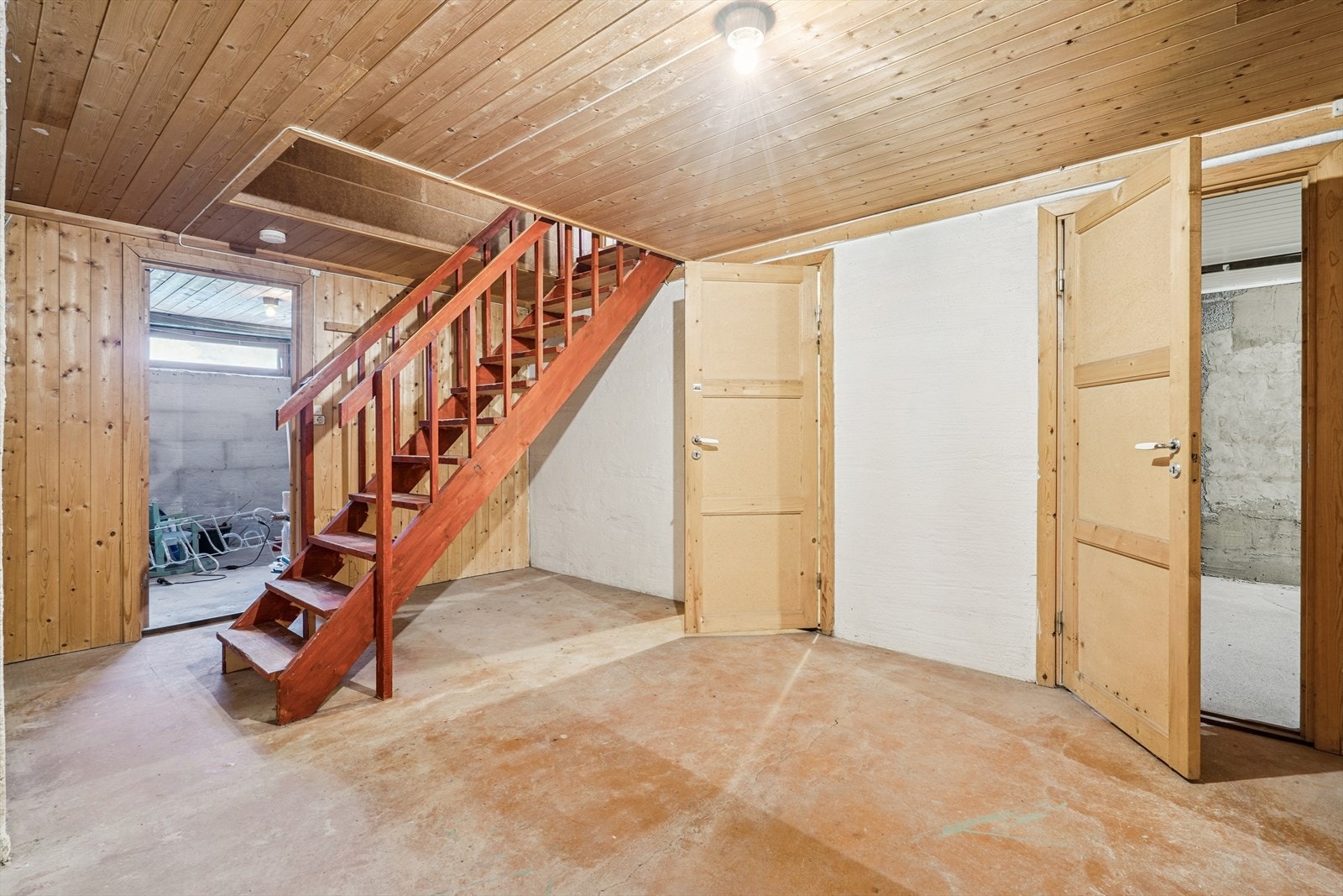 Trapperommet leder ned til en romslig kjeller. Galleribilde