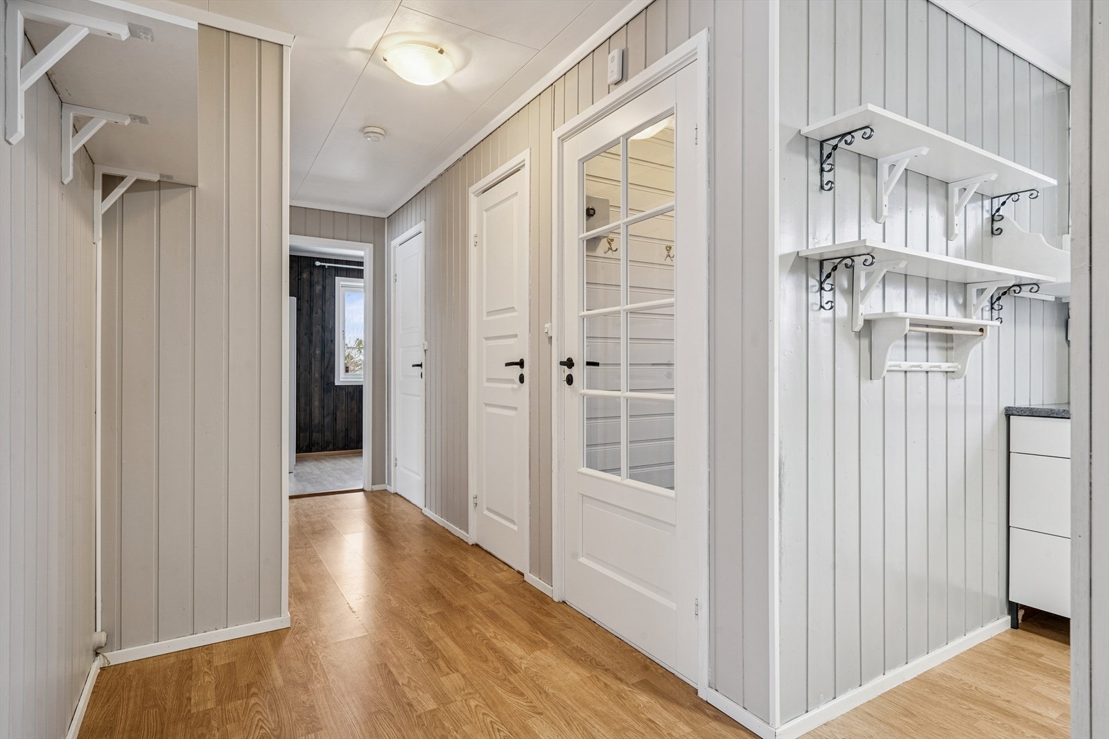 Lys og romslig gang med plass til ulike oppbevaringsløsninger. Galleribilde