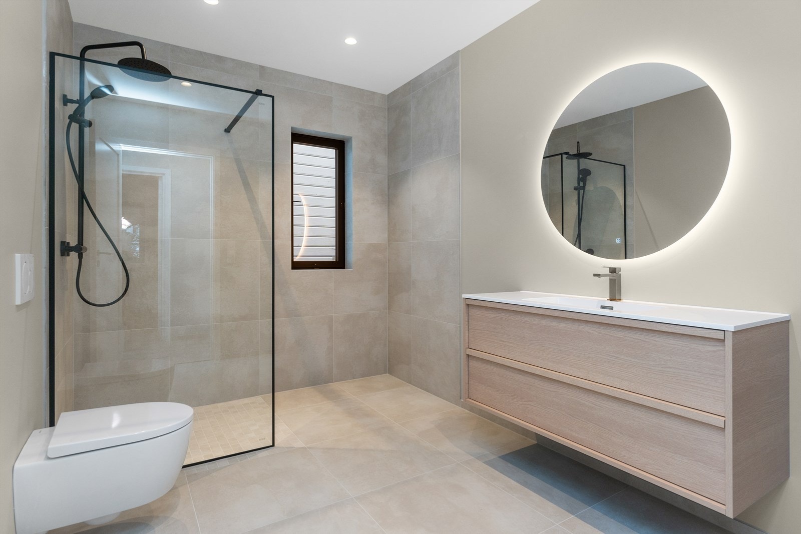 Lekkers baderom med dusj og servant Galleribilde