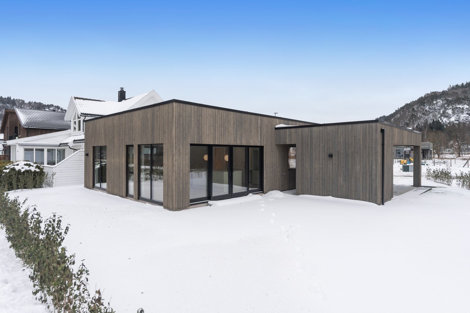 Nyoppført enebolig med alt på en flate Galleribilde