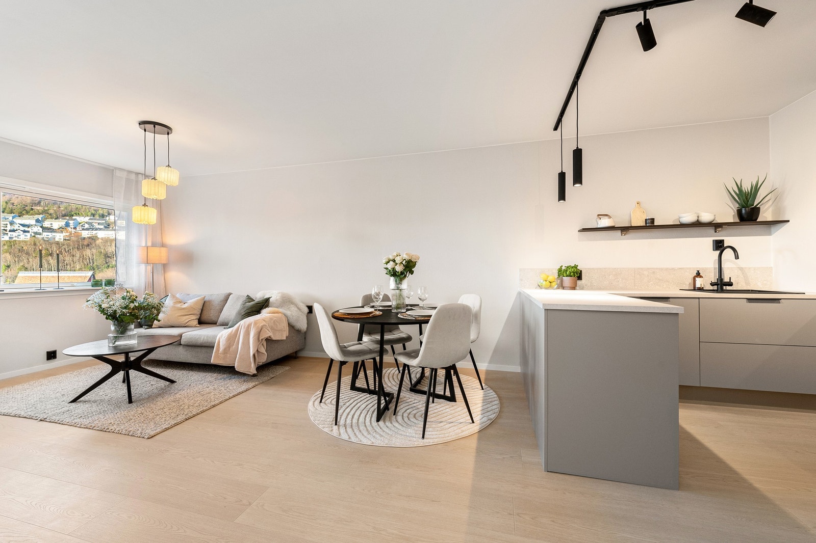 Åpen og luftig løsning mellom stue og kjøkken Galleribilde