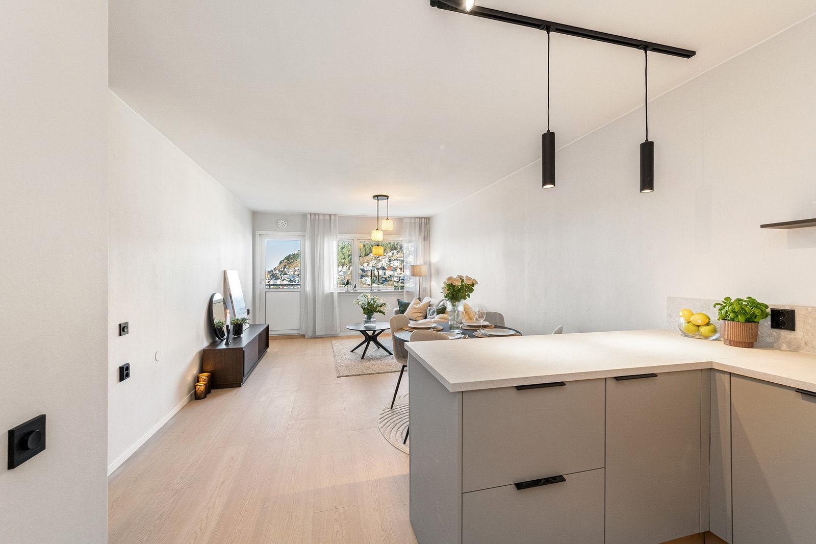 Nyt utsikten også fra kjøkkenet og ha ansiktet rettet mot besøket når tilbehøret til tacoen klargjøres Galleribilde