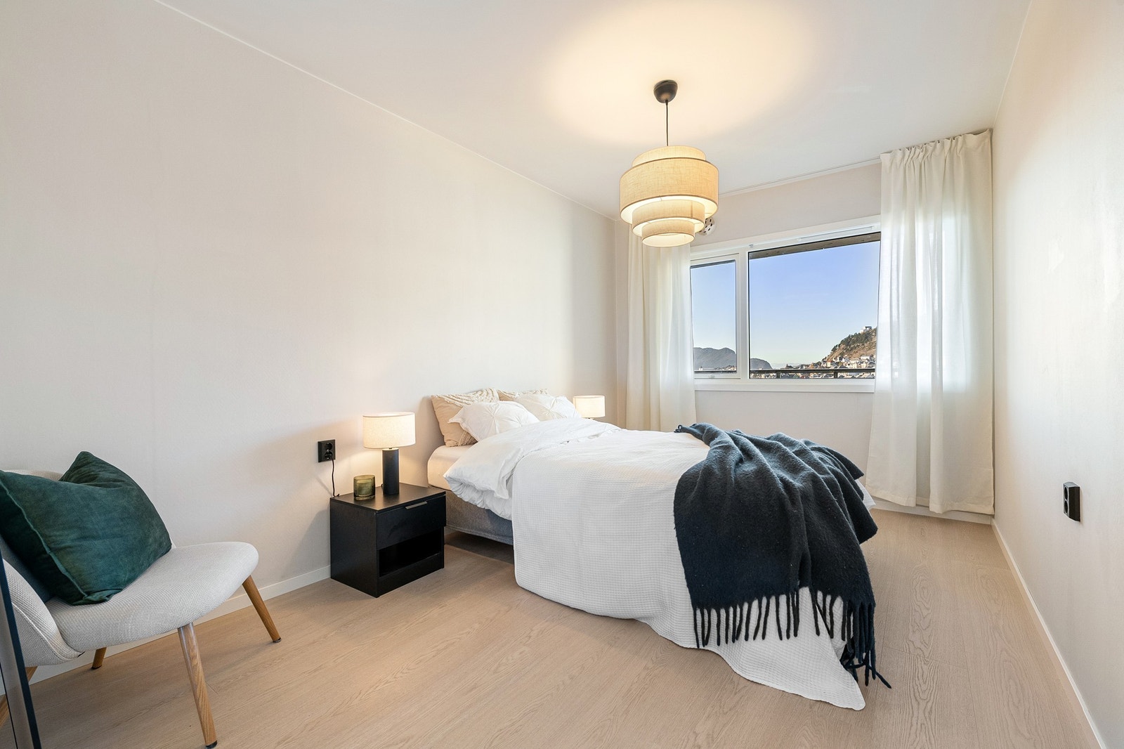 Romslig soverom med flott utsikt Galleribilde