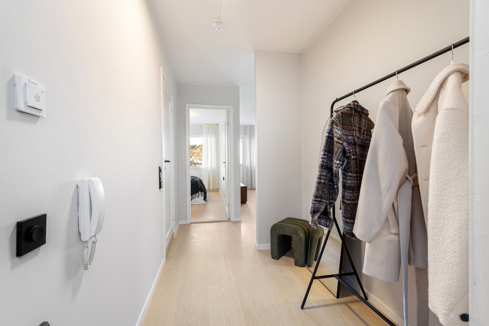 Ved besøk er det bare å benytte porttelefon og sende vedkommende inn Galleribilde