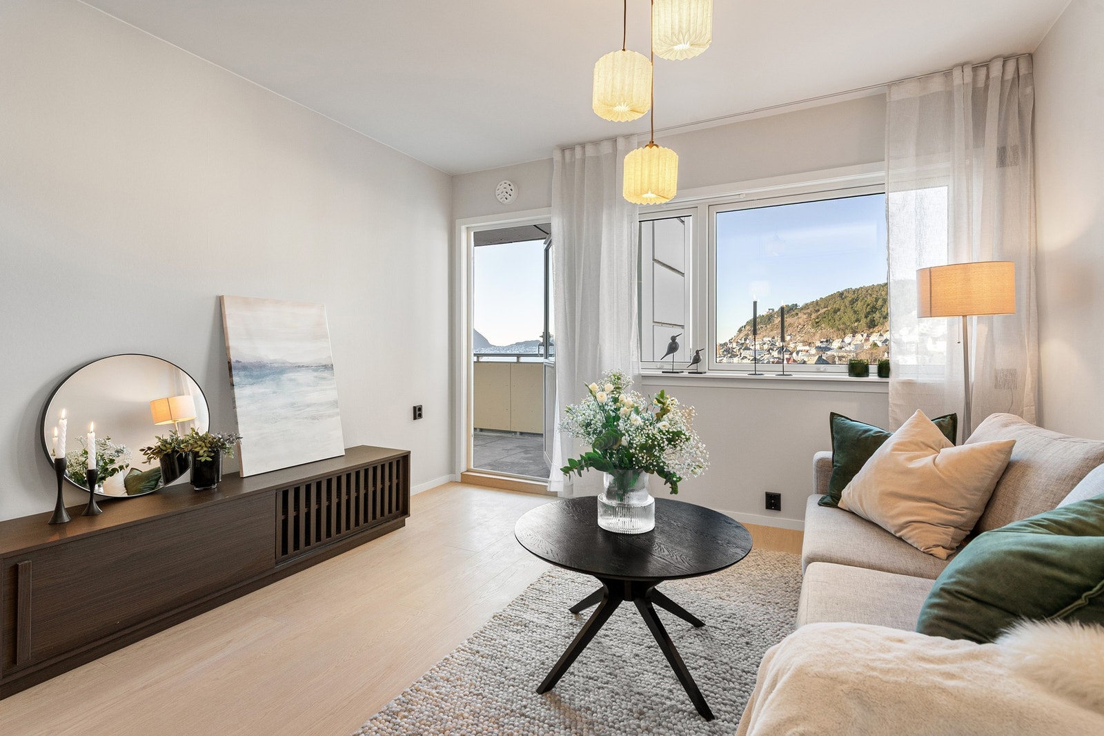 Fra stuen er det utgang til balkong Galleribilde