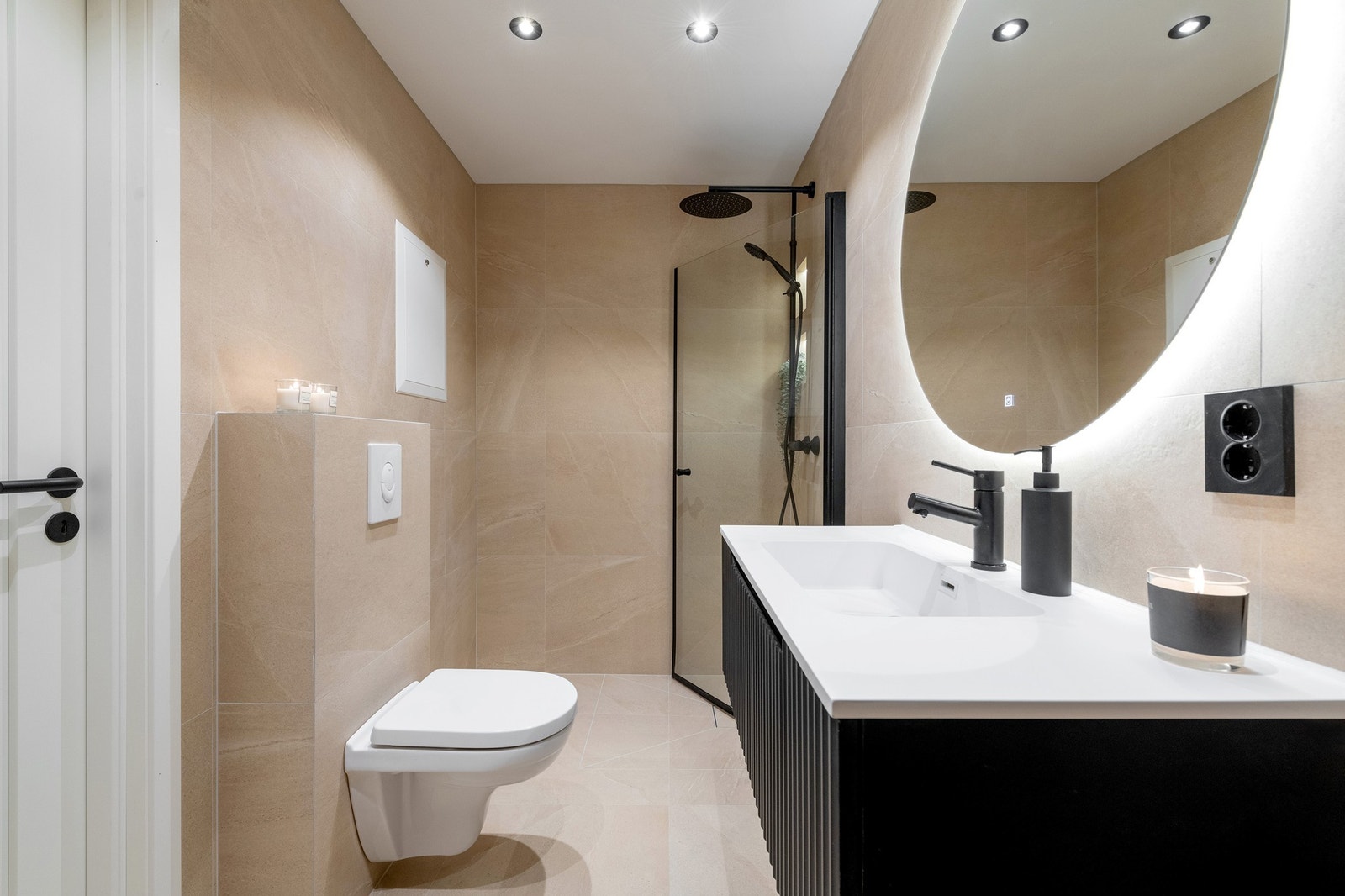 Påkostet bad med moderne innredning og varmekabler i gulv Galleribilde