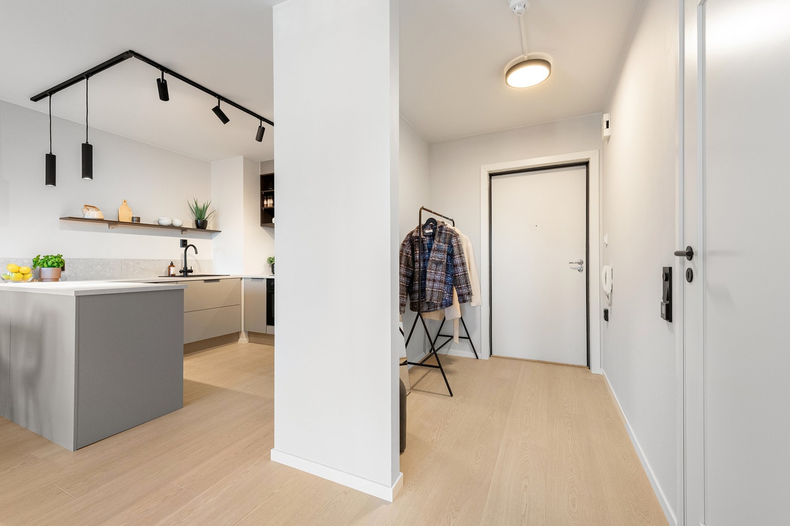 Hele leiligheten er renovert og fremstår svært gjennomført Galleribilde