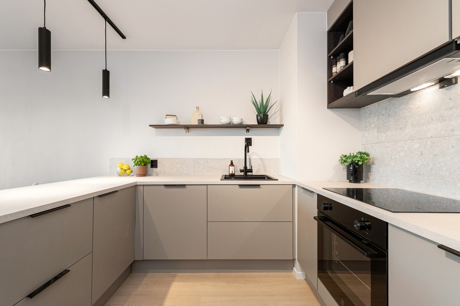 Funksjonelt kjøkken som har god skap- og oppbevaringsplass Galleribilde