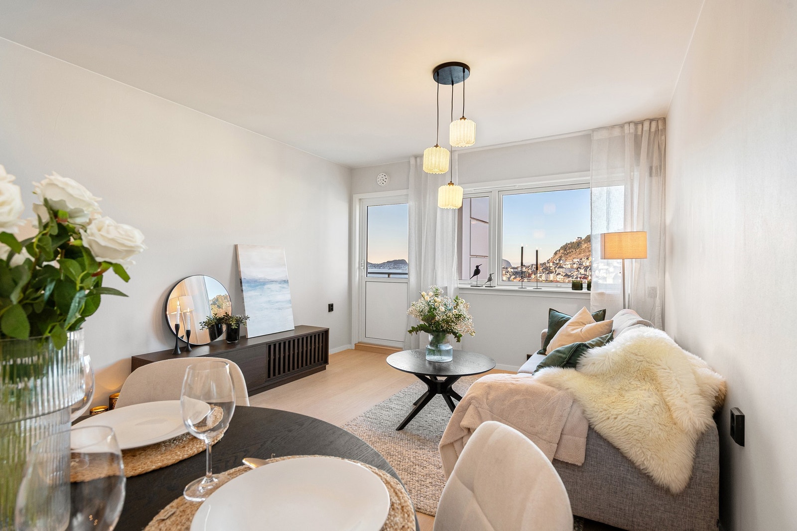 Innbydende stue med store vindusflater og upåklagelig utsikt Galleribilde