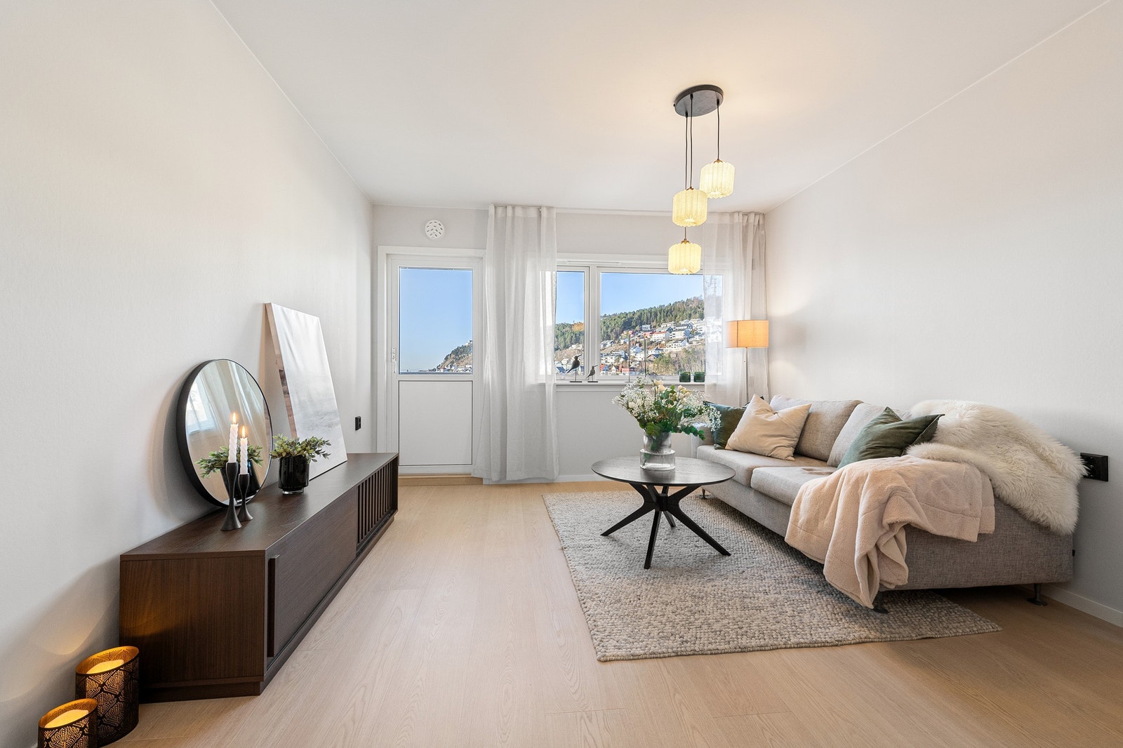 Velkommen til denne strøkne leilighet ferdig renovert i 2025 Galleribilde