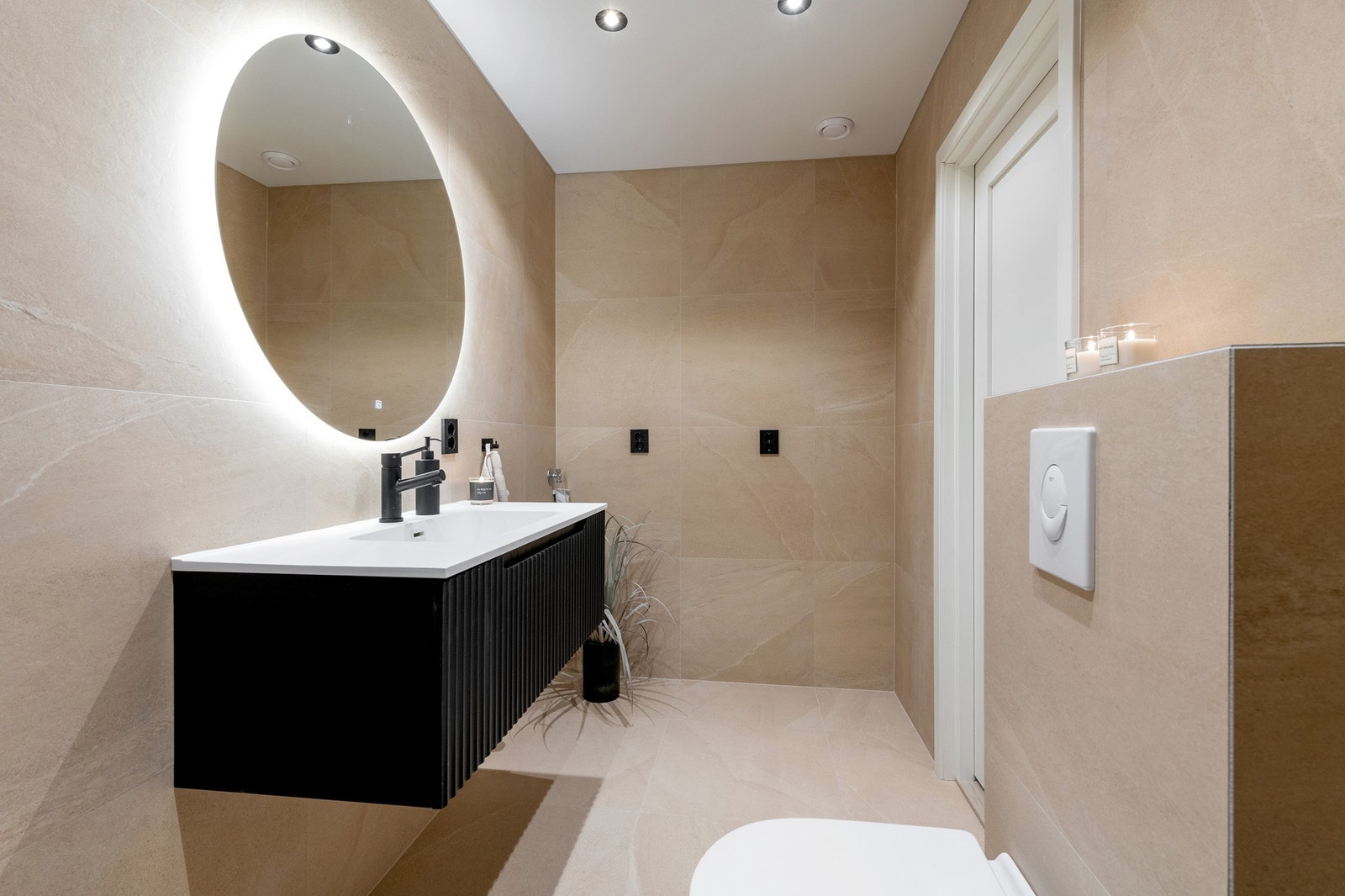 Her er spotter i tak og opplegg for vaskemaskin og tørketrommel Galleribilde