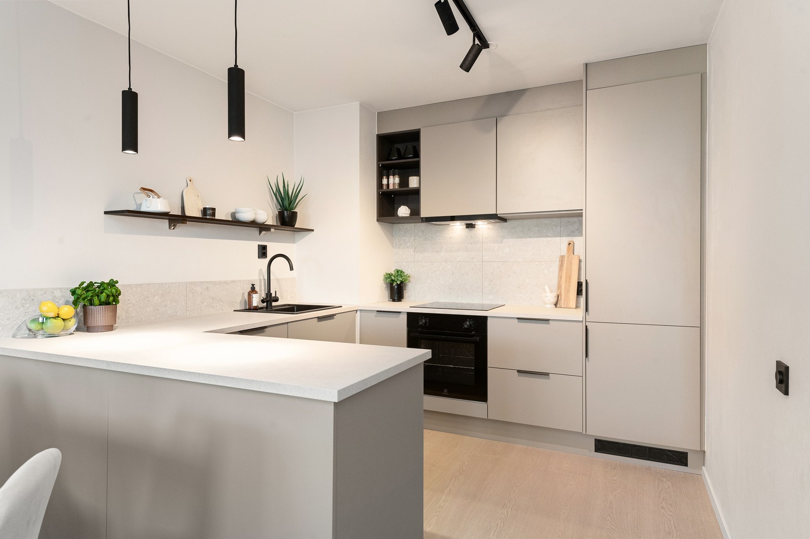 Tidsriktige fronter i farge trend varm grå. Laminat benkeplate med overlimt vask. Galleribilde