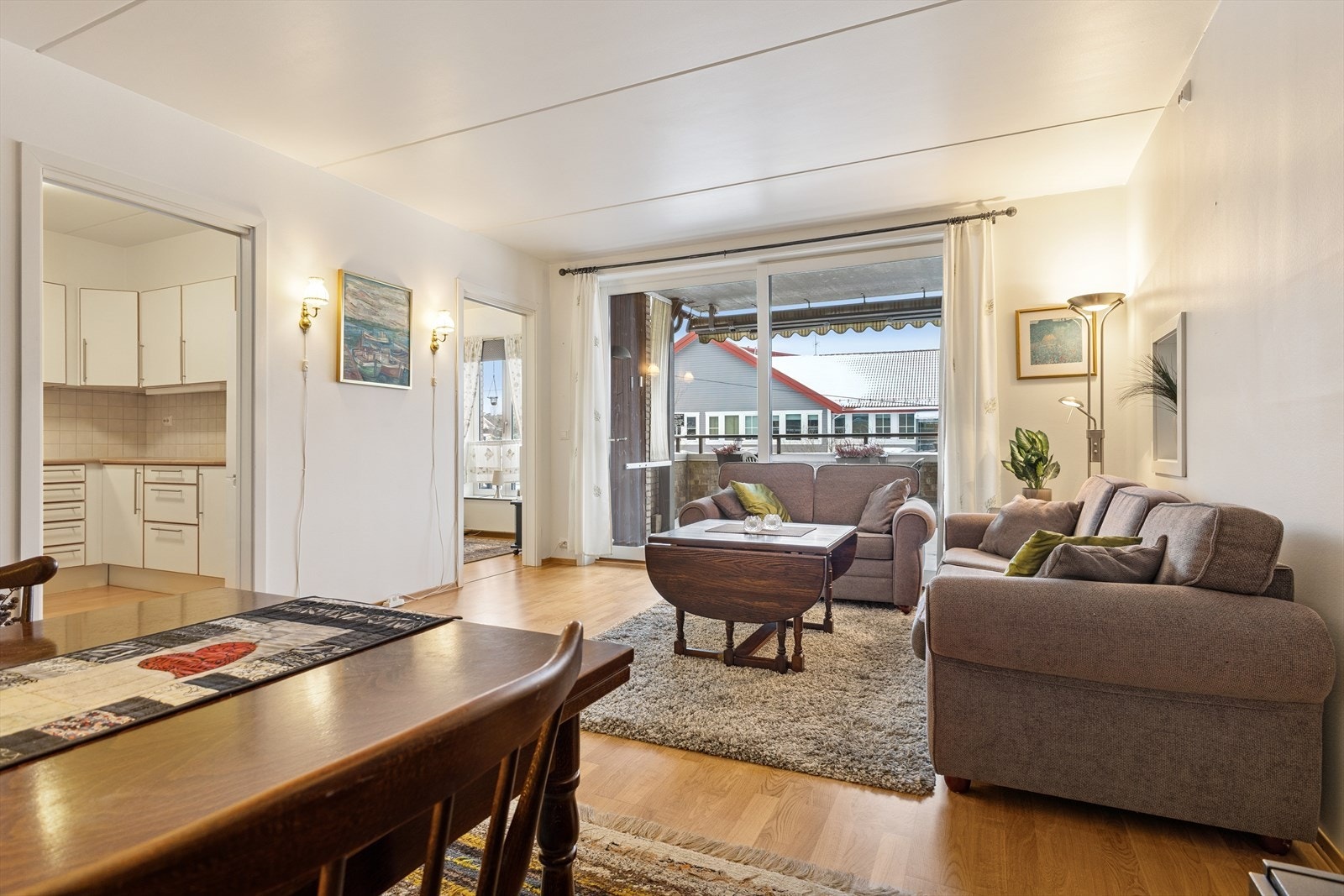 Fra stuen har man utgang til en romslig balkong. Galleribilde