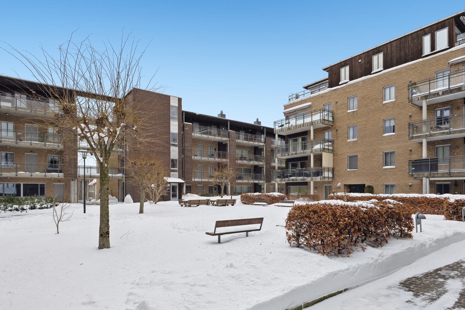 Området rundt boligen er flott opparbeidet med grøntarealer, beplantning, lekeplass og sittegrupper. Et kjekt område hvor både store og små vil trives! Galleribilde