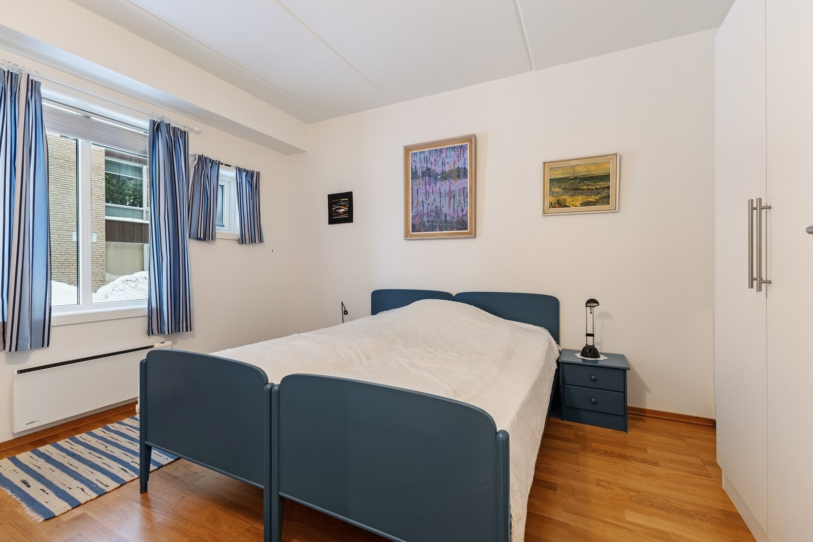 Soverom 2 er det største soverommet og er utstyrt med garderobe. I tillegg har man god plass til både dobbeltseng og tilhørende møblement. Galleribilde