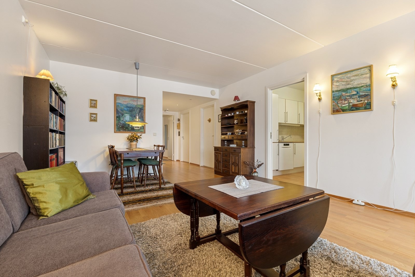 Lys og romslig stue med gode muligheter for å møblere i flere soner med både sofa- og spisegruppe. Galleribilde