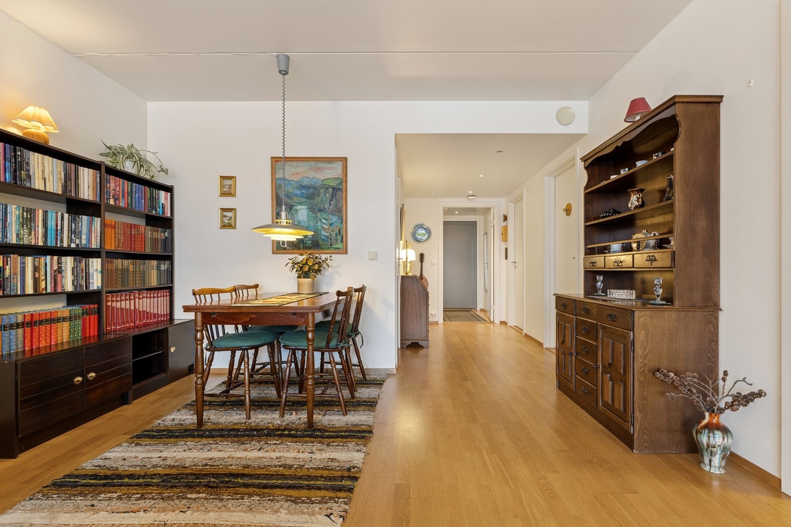 Gjennomgående i leiligheten er lysmalte vegg- og takflater og trestavs parkett på gulv. Tidløst og klassisk! Galleribilde