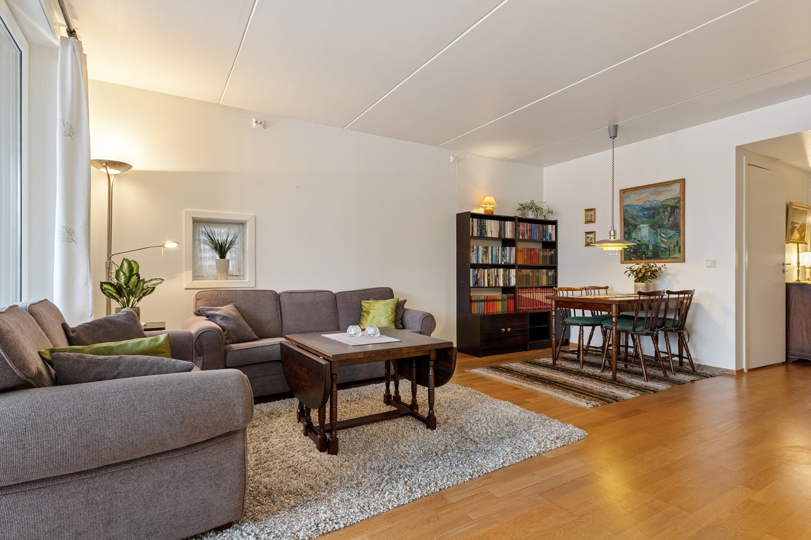 Leiligheten ligger på bakkeplan, måler 77 kvm og har en god planløsning. Galleribilde