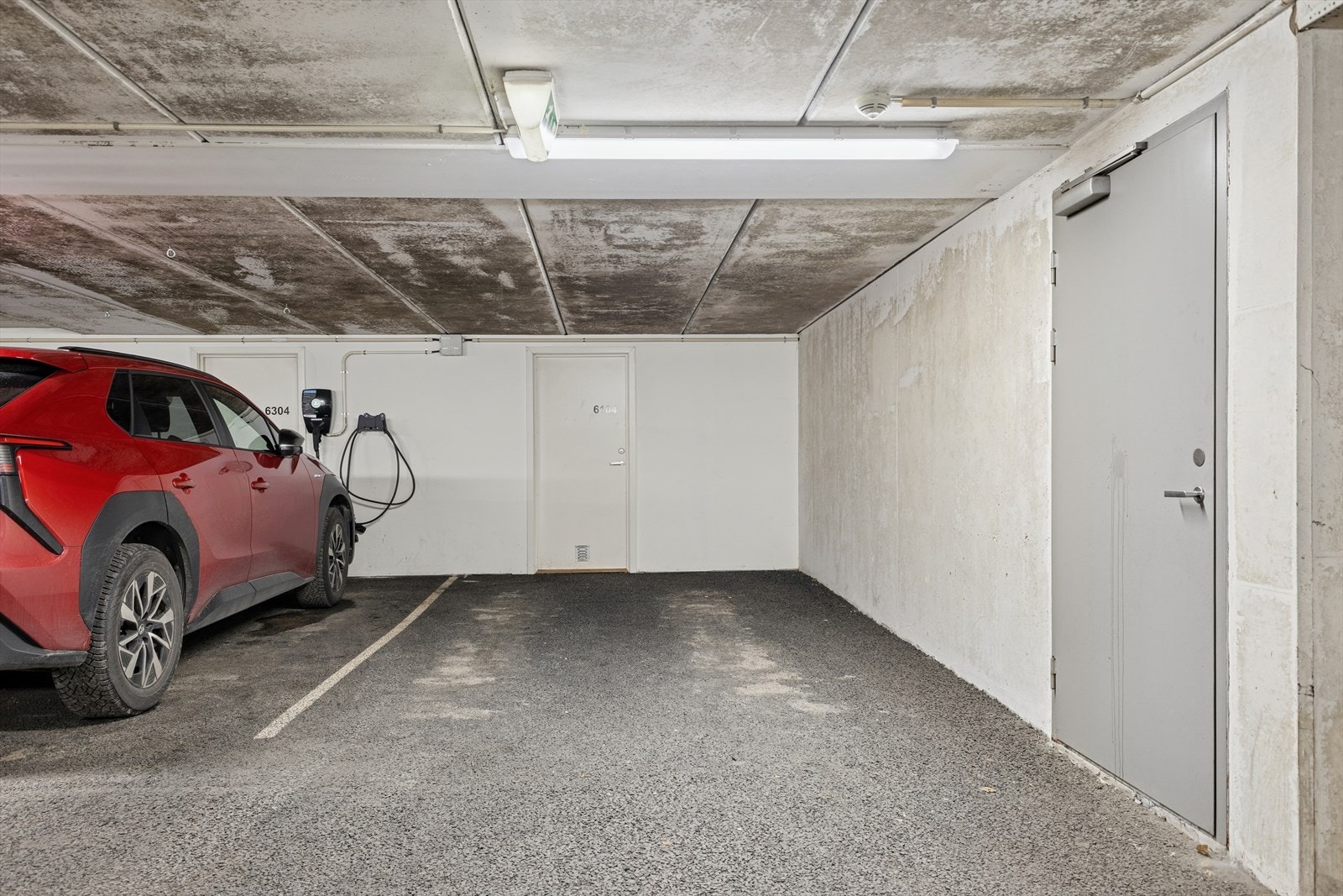 Leiligheten disponerer fast parkeringsplass og en ekstern bod på 7 kvm i garasjeanlegg. Galleribilde