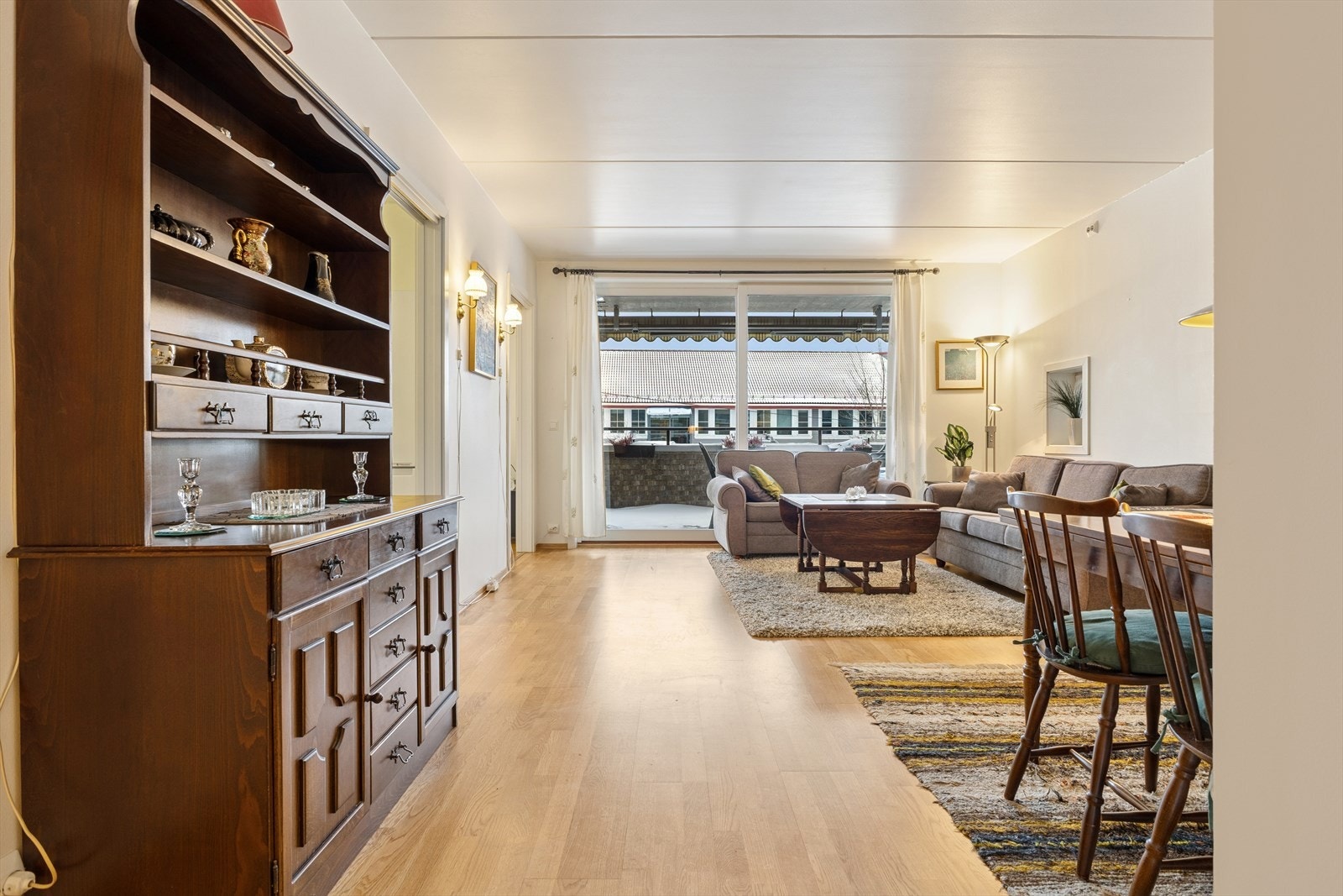 Store vindusflater sørger for rikelig med naturlig lys og er med på å skape en god romfølelse. Galleribilde