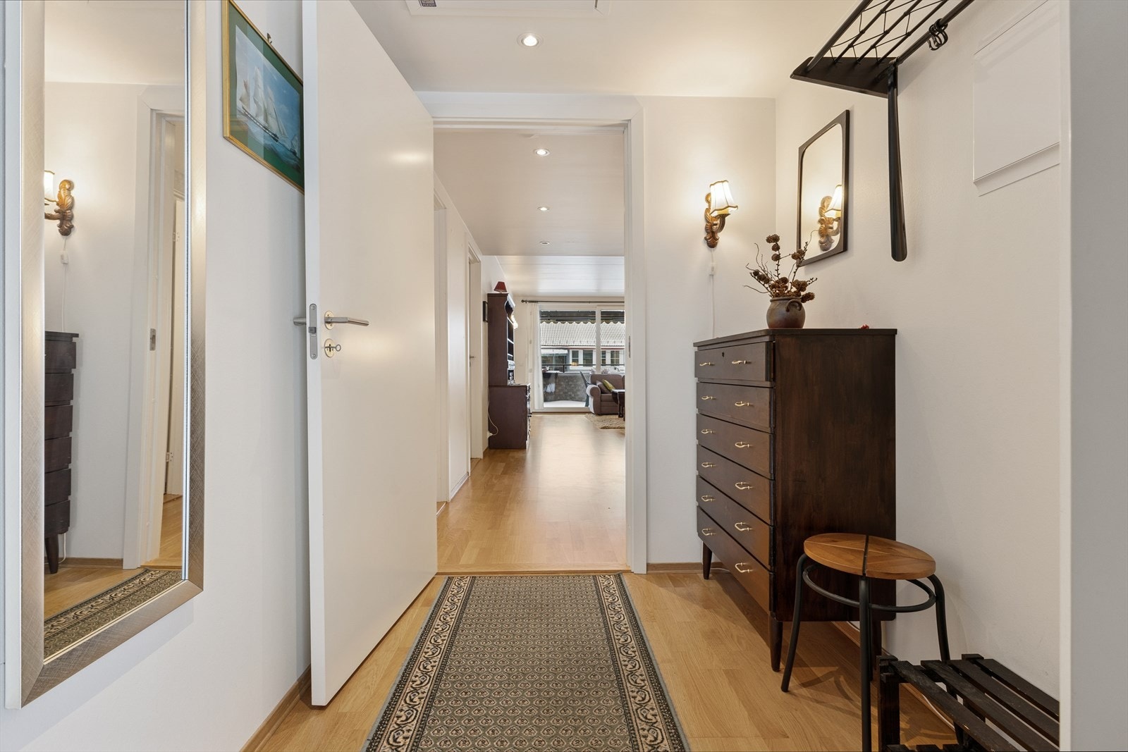 Man ønskes velkommen inn i romslig entré hvor man har god plass til å henge fra seg yttertøy og sko. Galleribilde