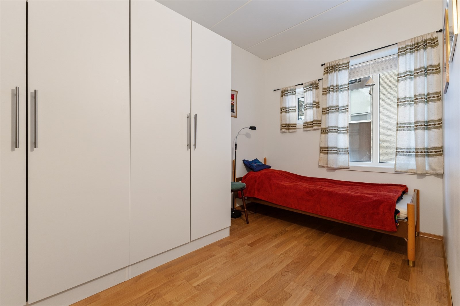 Soverom 3 er utstyrt med god lagringsplass i skap og passer ypperlig som barnerom, gjesterom, kontor eller lignende. Galleribilde