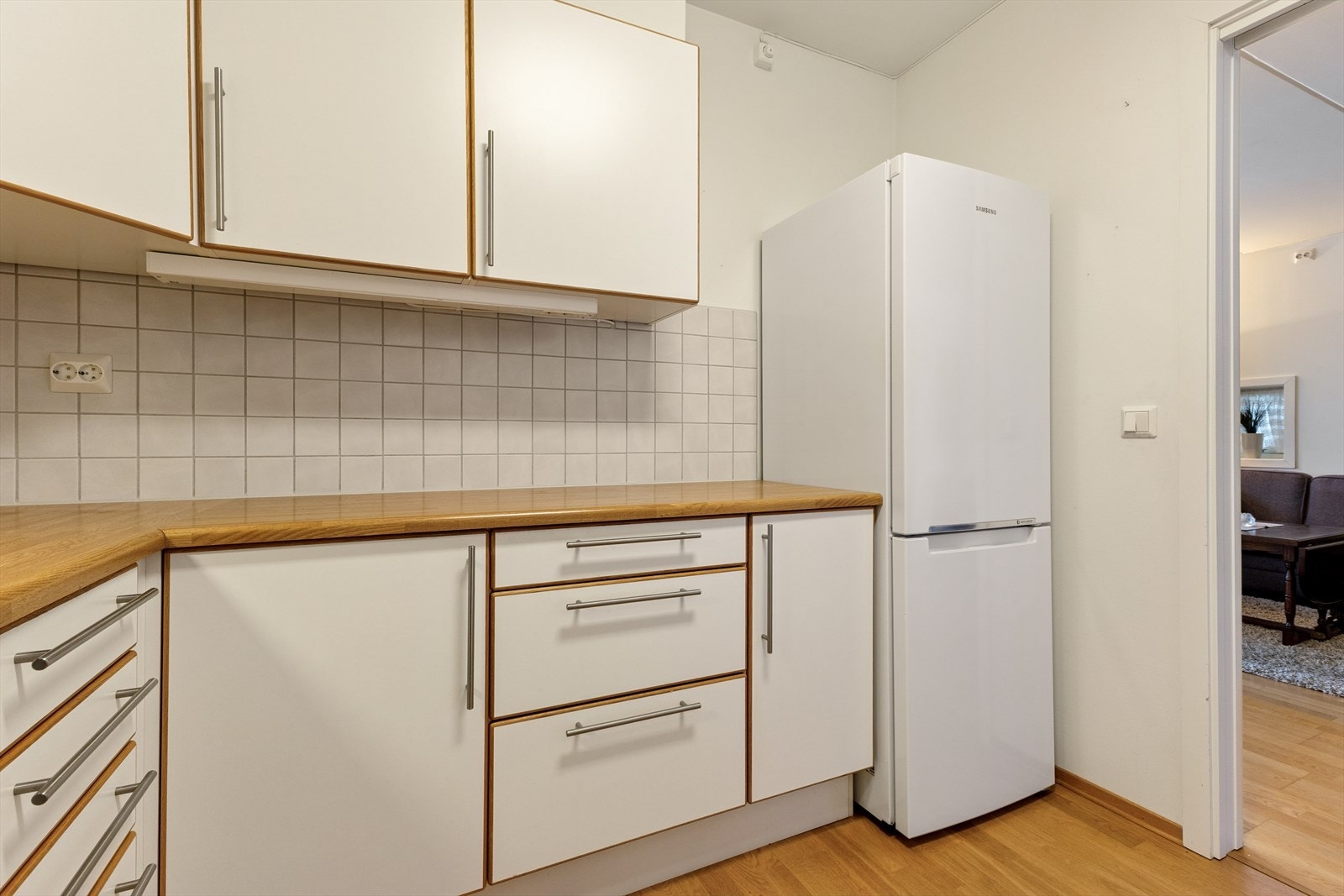 Kjøkkenet er ellers utstyrt med frittstående hvitevarer som kjøleskap, oppvaskmaskin, stekeovn, koketopp og kjøkkenventilator. Galleribilde