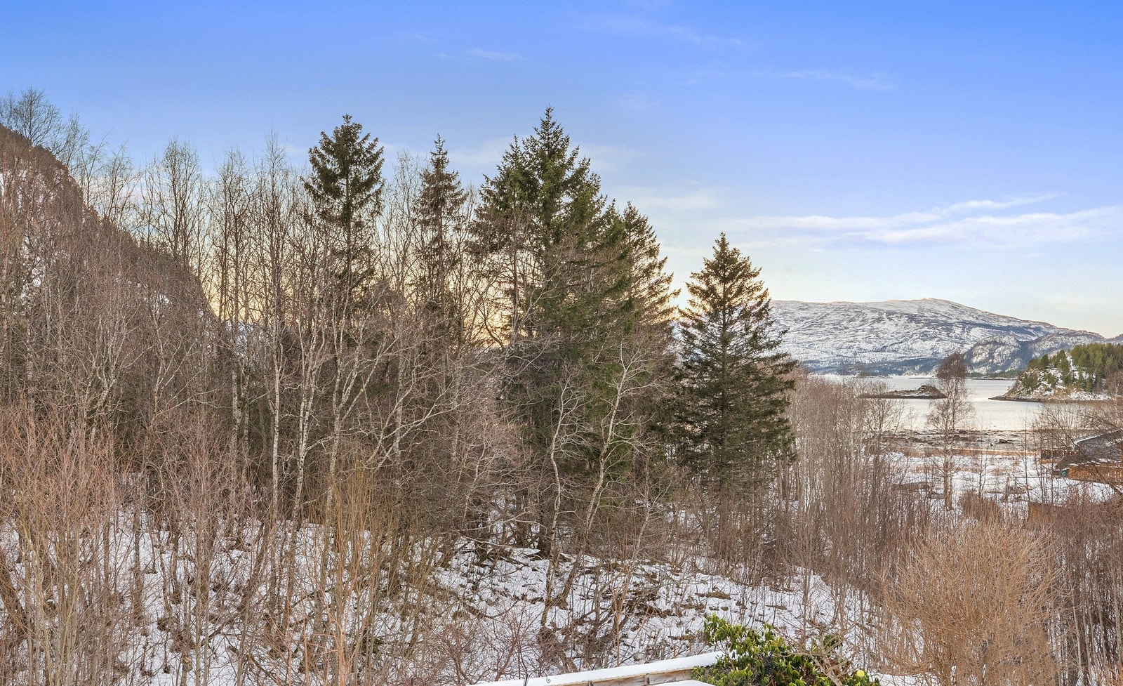 Gode lys- og solforhold, samt noe sjøutsikt mot Gullvika i sørvest Galleribilde