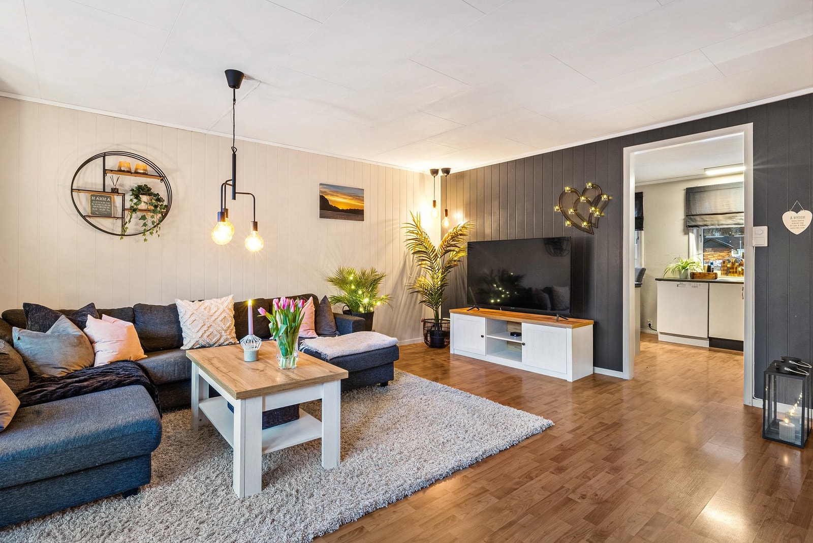 Videre er det tilkomst til boligens kjøkken Galleribilde