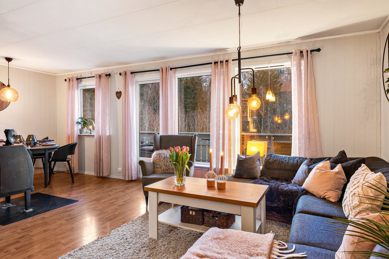 Vindusflater som tilfører et behagelig lys til rommet Galleribilde