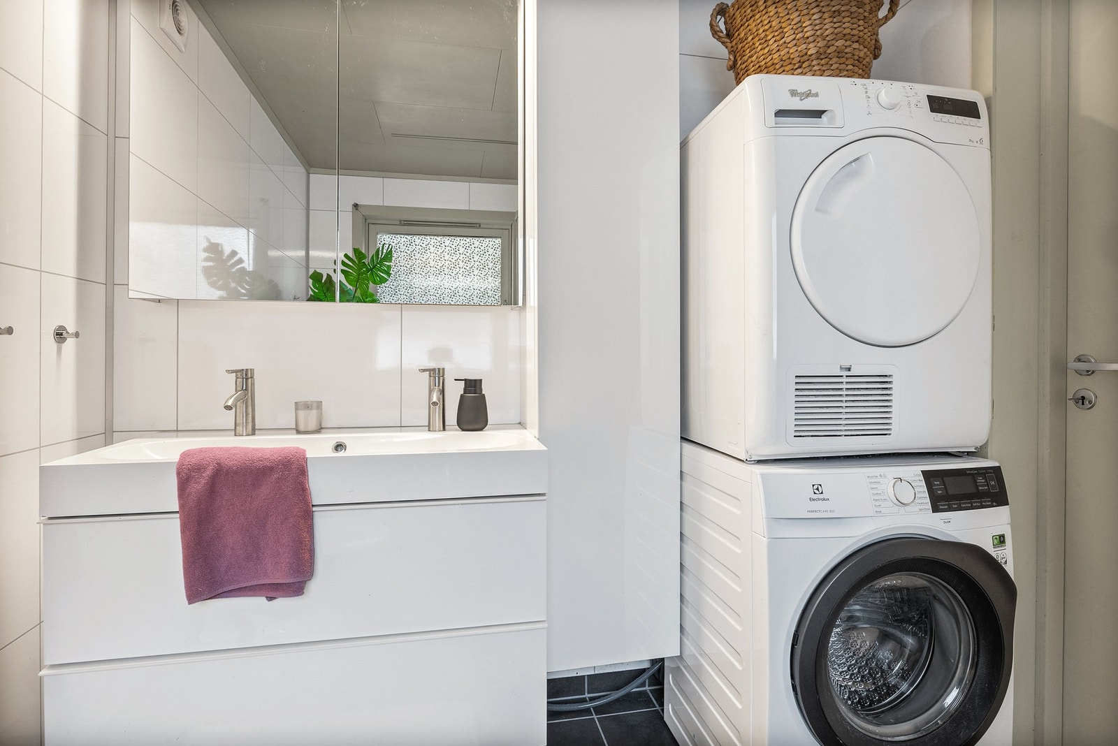 Rommet er kombinert bad- og vaskerom Galleribilde