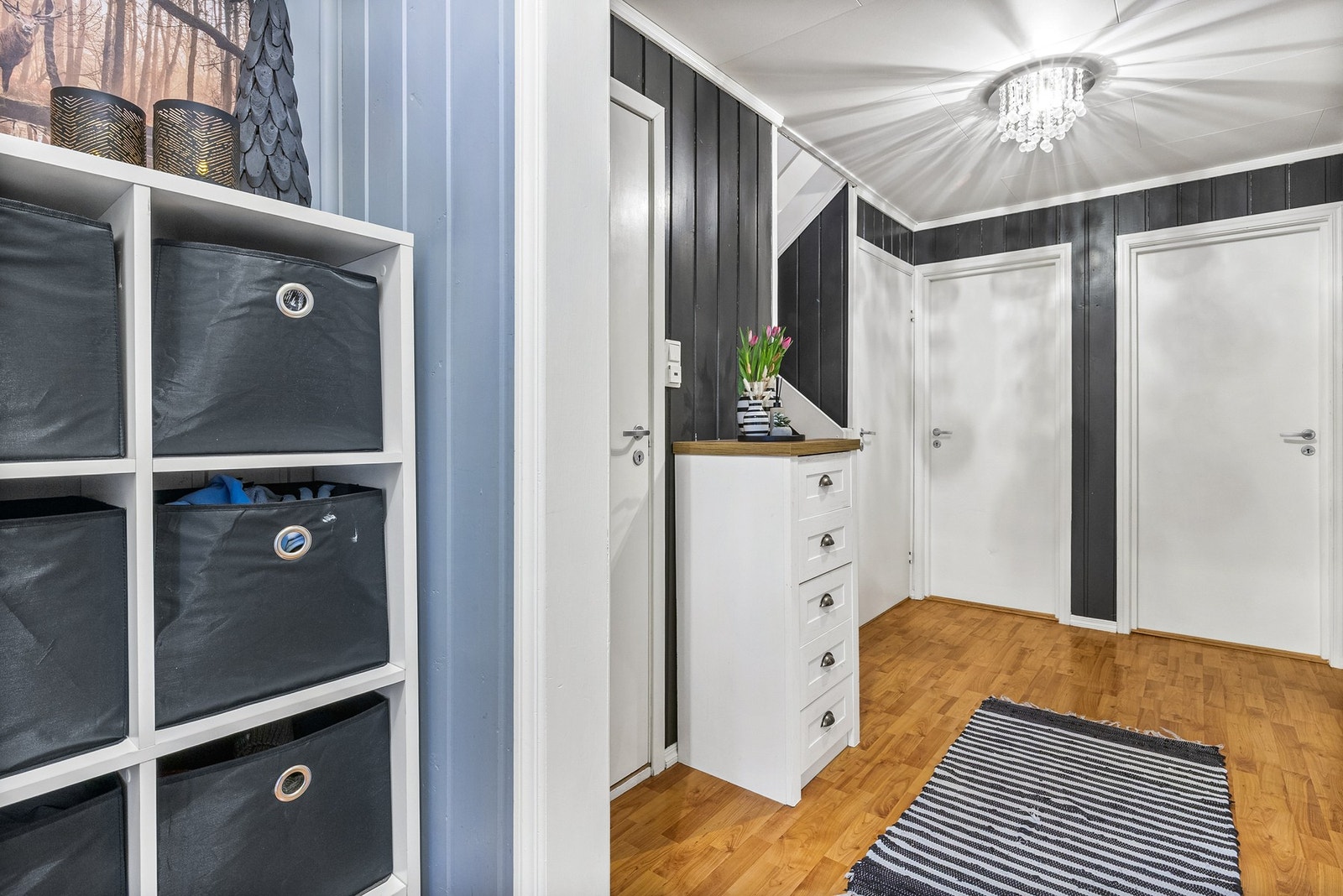 1.etasje består av vindfang, hall, 3 soverom, bad/vaskerom og bod Galleribilde