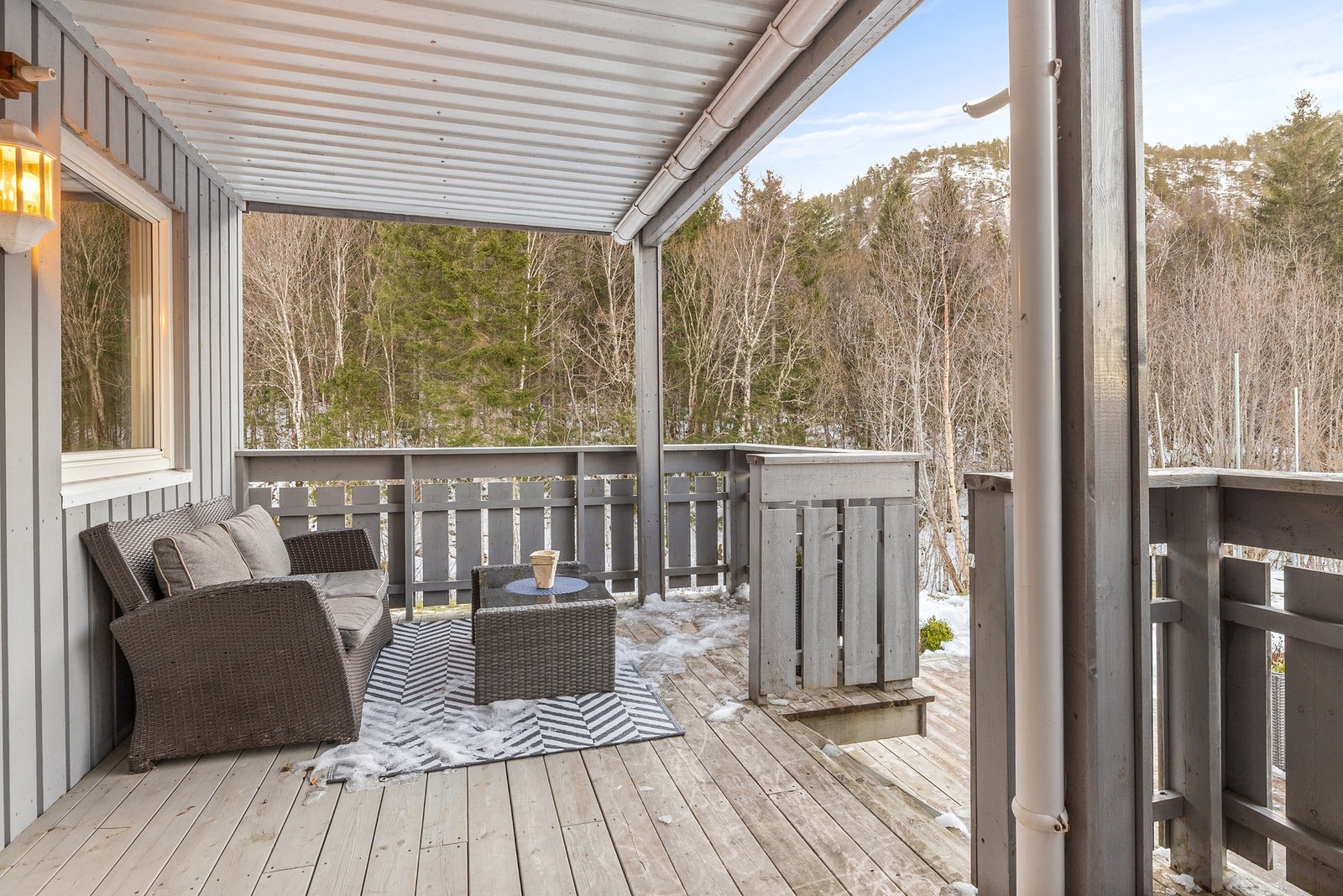 Terrassen byr på tilbaketrukne og hyggelige uteomgivelser Galleribilde