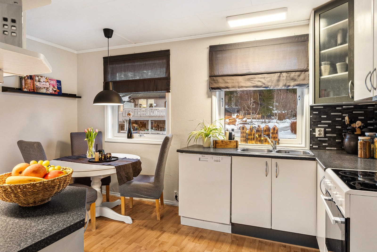 Det er godt lysinnslipp til rommet med to vinduer Galleribilde