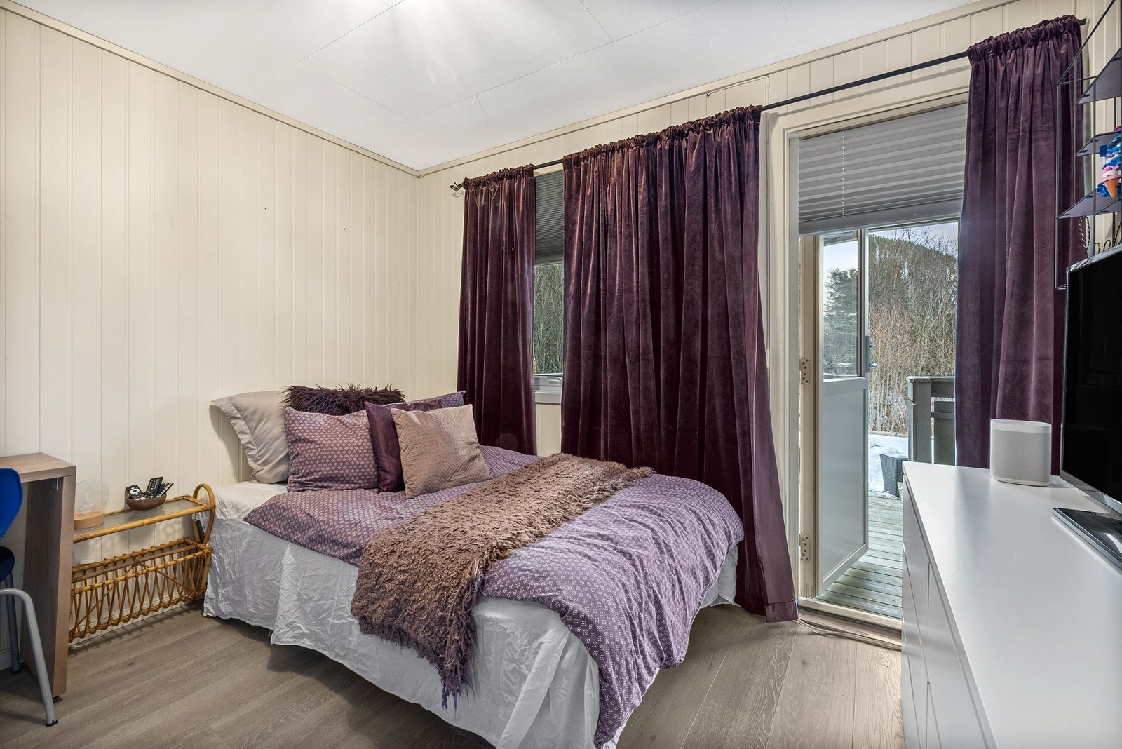 Romslig soverom med egen utgang til terrasse og hage Galleribilde