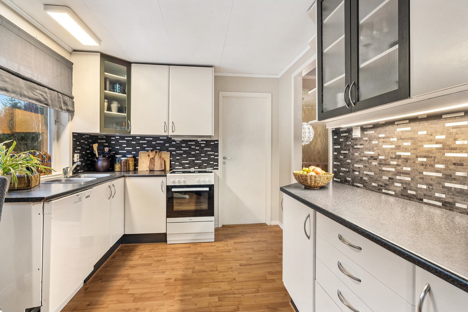 Kjøkken fra 2008. Lyse, klassiske overflater med god skapplass Galleribilde