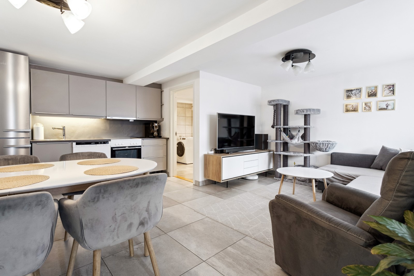 Åpen stue-/kjøkkenløsning med plass til både sofagruppe og spisegruppe Galleribilde