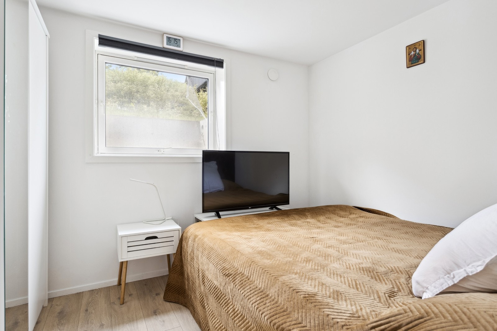 Alle soverom har plass til seng og oppbevaring til klær Galleribilde