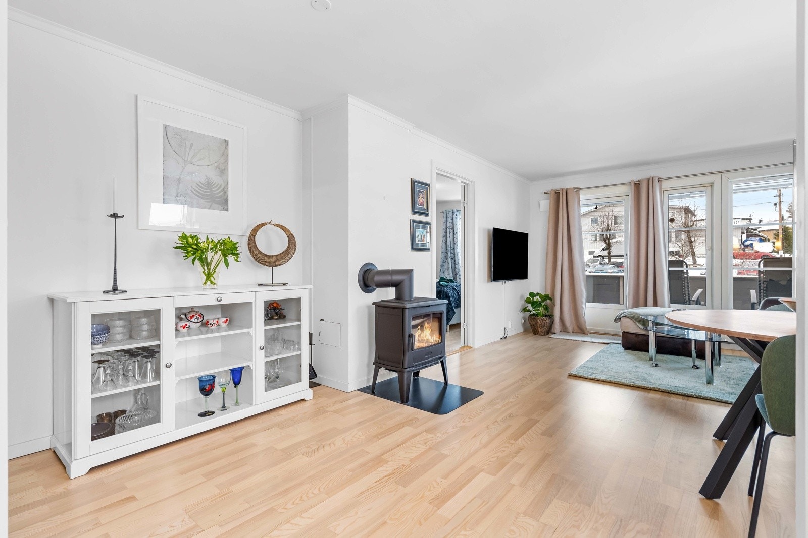 Stuen har peis som gir ekstra varme og kos på kjøligere kvelder. Galleribilde