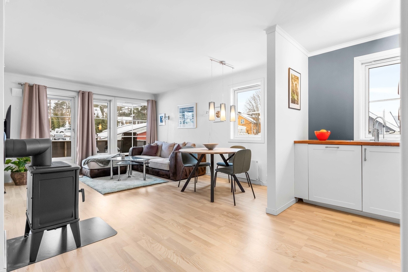 Stuen ligger i en åpen løsning med kjøkkenet, som gir en luftig, funksjonell og sosial planløsning. Galleribilde