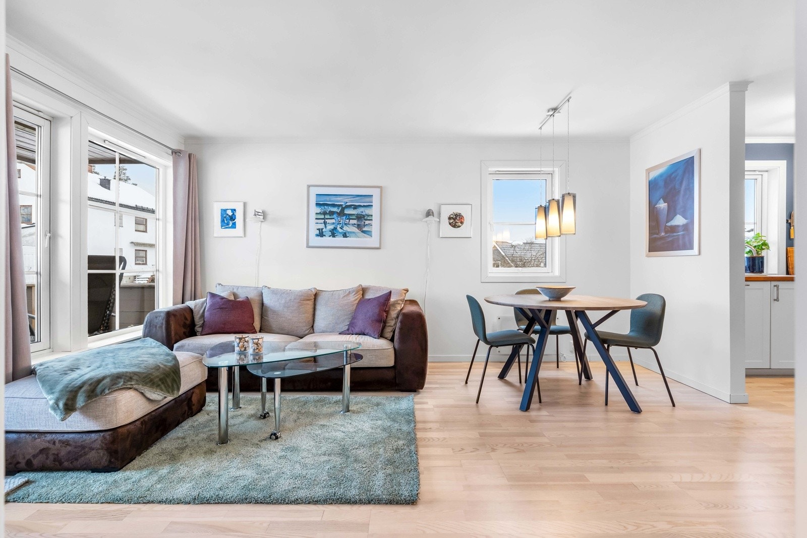 Store vinduer slipper inn rikelig med naturlig lys. Galleribilde