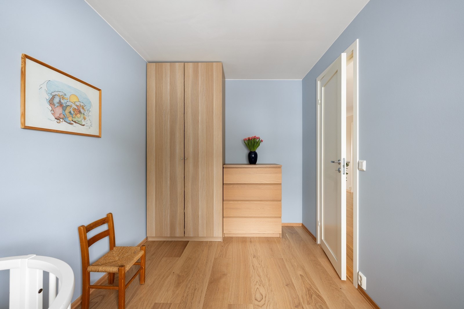 God plass til seng, garderobeskap og skrivebord. Galleribilde