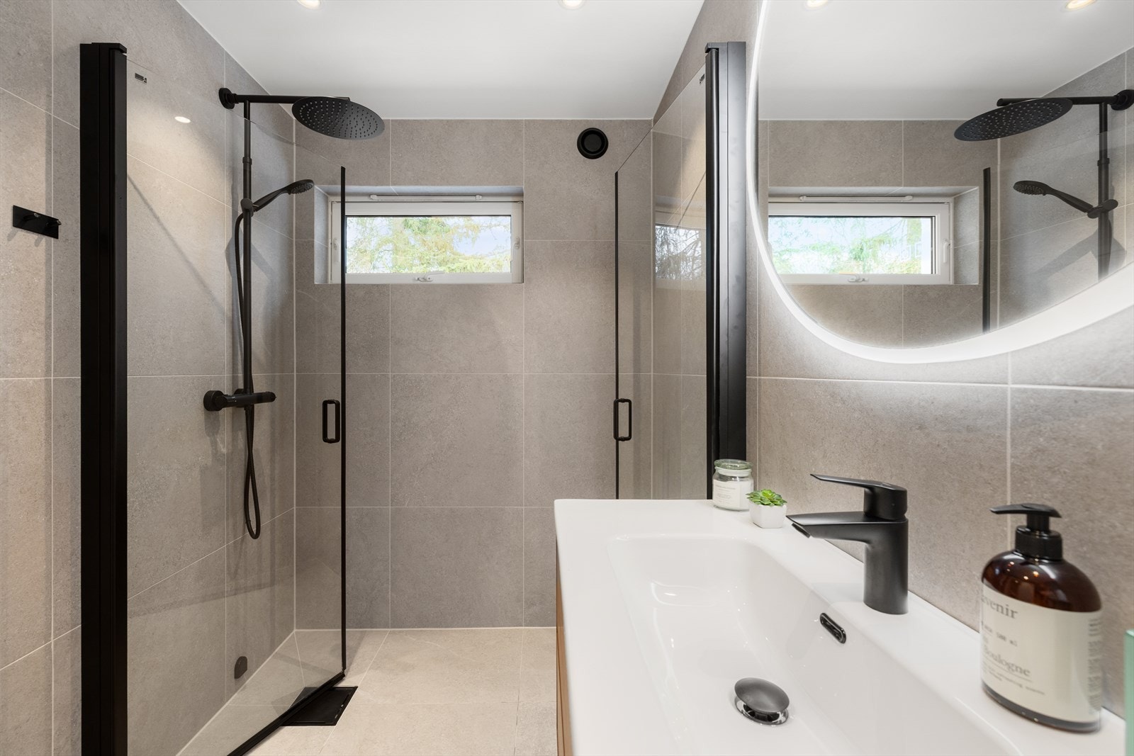 Badet fremstår som delikat, og har stor dusjsone, servantinnredning og behagelig gulvvarme. Galleribilde