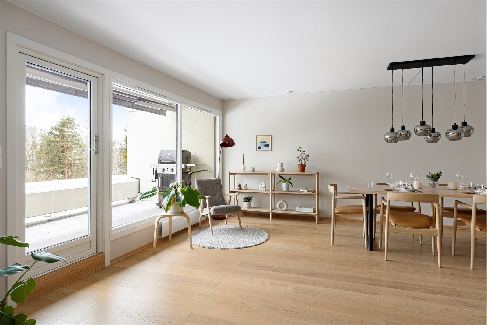 Fra stuen er det utgang til leilighetens største terrasse på 14 kvm. Galleribilde