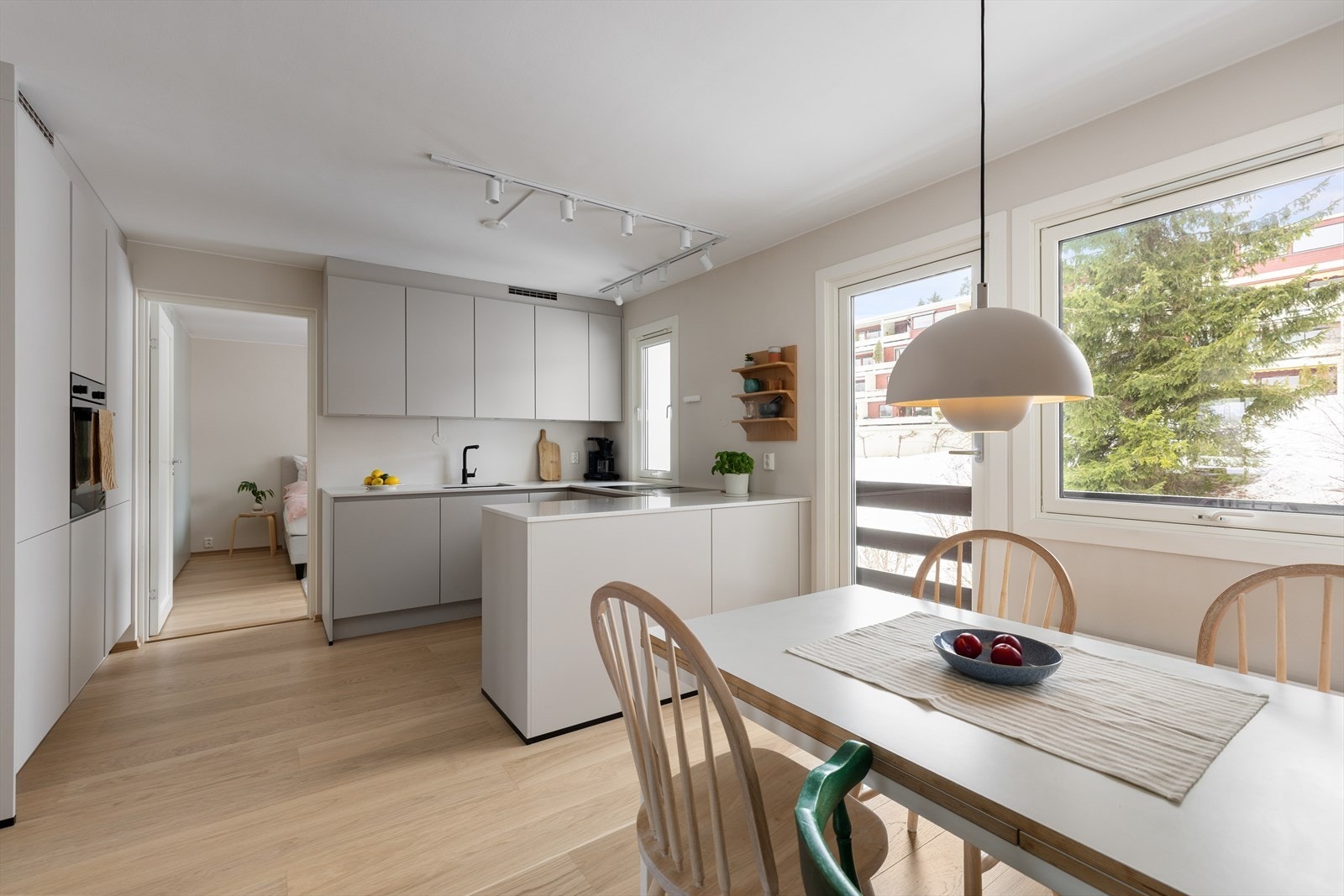 Fra kjøkkenet er det utgang til leilighetens andre uteplass. Galleribilde