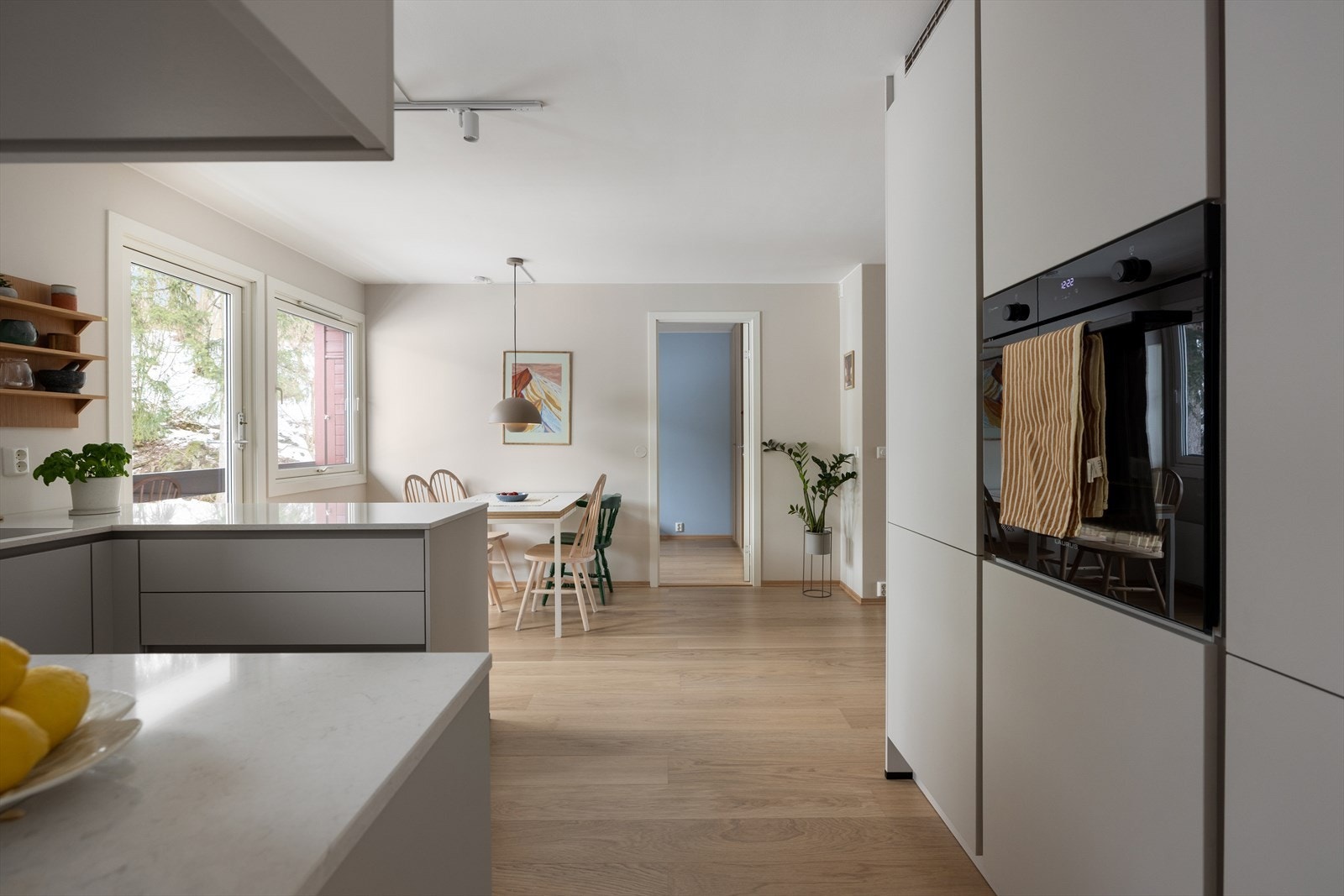 Leiligheten har nytt sikringsskap, nye el-kabler, nye stikkontakter og nye brytere. Alle brytere (med unntak av 2 stk) har blitt oppgradert til tråløse brytere fra Plejd. Galleribilde