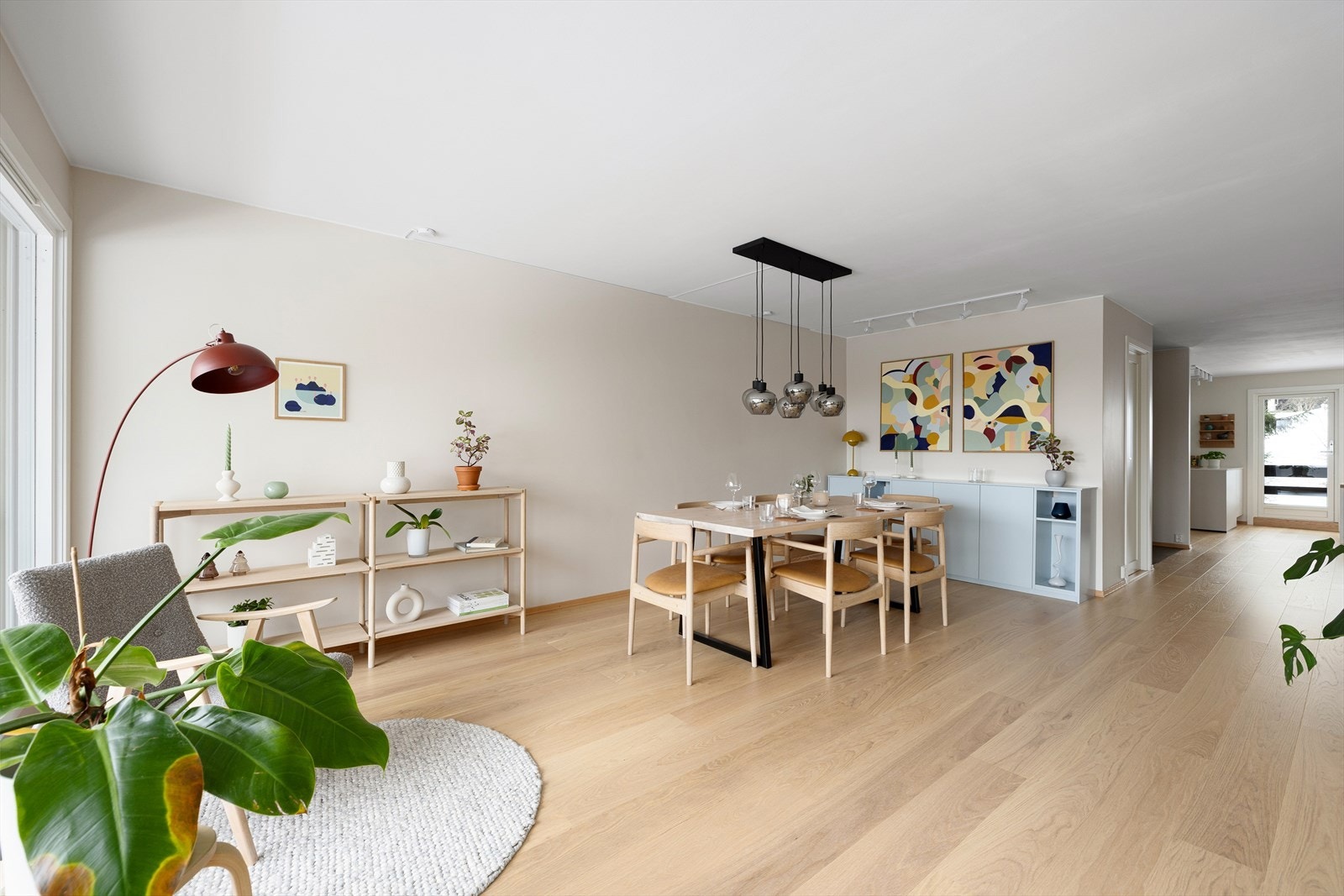 En-stavs parkettgulv er gjennomgående i boligen. Galleribilde