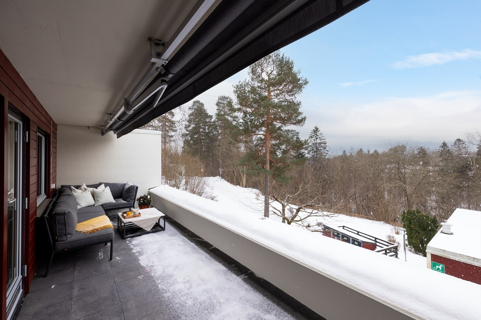 Terrassen har god plass til sofagruppe og grill, samt fritt og fint utsyn. Galleribilde